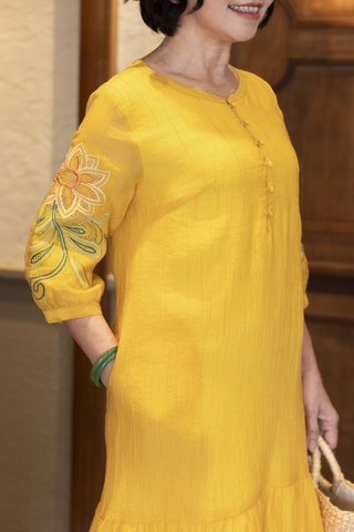 M COLLECTION | Váy Đầm Maxi Đuôi Cá Nữ Trung Niên Tặng Mẹ Cài Nút Thun Xốp Thêu Hoa Tay Lỡ D12778LW01