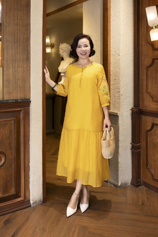 M COLLECTION | Váy Đầm Maxi Đuôi Cá Nữ Trung Niên Tặng Mẹ Cài Nút Thun Xốp Thêu Hoa Tay Lỡ D12778LW01