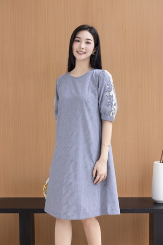 SWANLAKE | Váy Đầm Nữ Sọc Suông Cổ Tròn Cotton Tay Lỡ Nẹp Thêu Hoa Ren Lưới Có Túi Công Sở D12673LW01