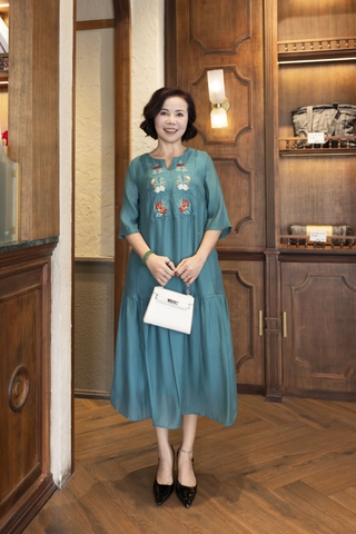 M COLLECTION | Váy Đầm Maxi Đuôi Cá Nữ Trung Niên Tặng Mẹ Tơ Lót Thun Thêu Hoa Tay Lỡ Cổ Trụ D13048LW01