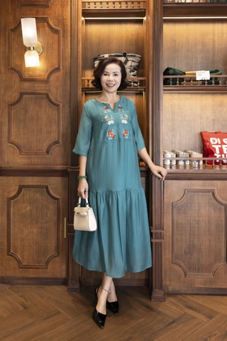 M COLLECTION | Váy Đầm Maxi Đuôi Cá Nữ Trung Niên Tặng Mẹ Tơ Lót Thun Thêu Hoa Tay Lỡ Cổ Trụ D13048LW01