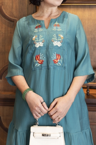 M COLLECTION | Váy Đầm Maxi Đuôi Cá Nữ Trung Niên Tặng Mẹ Tơ Lót Thun Thêu Hoa Tay Lỡ Cổ Trụ D13048LW01