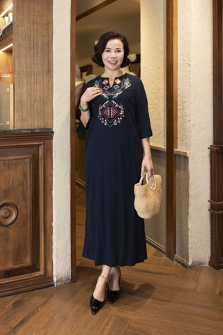 M COLLECTION | Váy Đầm Suông Xẻ Tà Nữ Trung Niên Tặng Mẹ Linen Thêu Hoa Thổ Cẩm Tay Lỡ Cổ Trụ D12933LW01