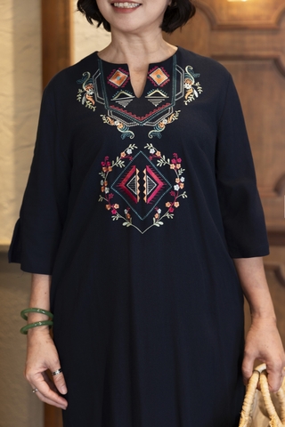 M COLLECTION | Váy Đầm Suông Xẻ Tà Nữ Trung Niên Tặng Mẹ Linen Thêu Hoa Thổ Cẩm Tay Lỡ Cổ Trụ D12933LW01