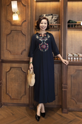 M COLLECTION | Váy Đầm Suông Xẻ Tà Nữ Trung Niên Tặng Mẹ Linen Thêu Hoa Thổ Cẩm Tay Lỡ Cổ Trụ D12933LW01