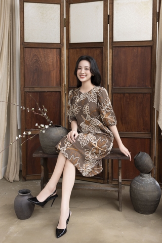 SWANLAKE | Váy Đầm Nữ Midi Phom A Tay Bí Lỡ Phồng Cổ Tròn Vải Đũi Thêu Hoa Dự Tiệc Công Sở D13292LW01