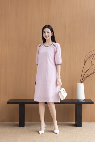 SWANLAKE | Váy Đầm Nữ Suông Cổ Tròn Vải Linen Thêu Hoa Viền Thun Tay Bí Lỡ Có Túi Công Sở D12575LW01