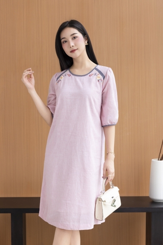 SWANLAKE | Váy Đầm Nữ Suông Cổ Tròn Vải Linen Thêu Hoa Viền Thun Tay Bí Lỡ Có Túi Công Sở D12575LW01