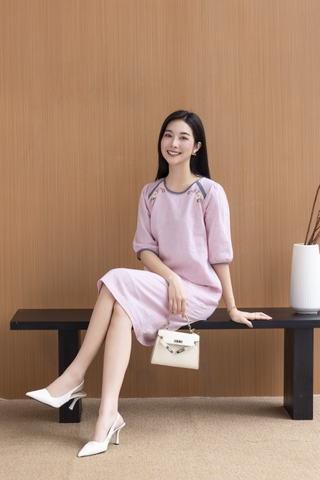 SWANLAKE | Váy Đầm Nữ Suông Cổ Tròn Vải Linen Thêu Hoa Viền Thun Tay Bí Lỡ Có Túi Công Sở D12575LW01