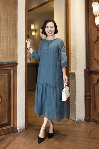 M COLLECTION | Váy Đầm Maxi Đuôi Cá Nữ Trung Niên Tặng Mẹ Cài Nút Thun Xốp Thêu Hoa Tay Lỡ D12778LW01