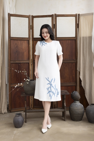 SWANLAKE | Váy Đầm Midi Suông Nữ Tay Bí Phồng Cổ Tròn Vải Lụa Dày Thêu Hoa Đi Tiệc Công Sở D13262LW01