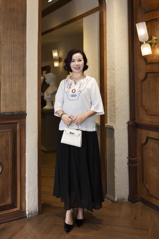 M COLLECTION | Áo Kiểu Nữ Trung Niên Tặng Mẹ Vải Lụa Gân Thêu Hoa Cổ Trụ Tay Lỡ Xẻ Vạt Áo A13020LW01