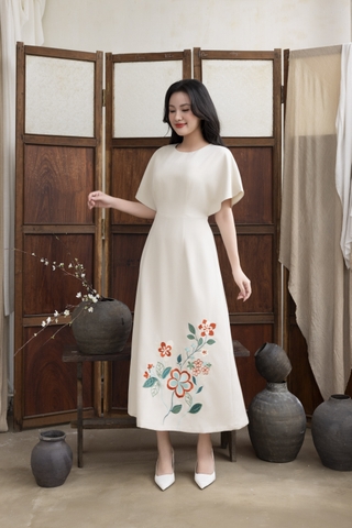 SWANLAKE | Váy Đầm Nữ Cổ Tròn Vải Lụa Dày Thêu Hoa Nhấn Eo Tay Cánh Dơi Sang Trọng Đi Tiệc D13250LW01