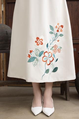 SWANLAKE | Váy Đầm Nữ Cổ Tròn Vải Lụa Dày Thêu Hoa Nhấn Eo Tay Cánh Dơi Sang Trọng Đi Tiệc D13250LW01