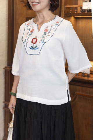 M COLLECTION | Áo Kiểu Nữ Trung Niên Tặng Mẹ Vải Lụa Gân Thêu Hoa Cổ Trụ Tay Lỡ Xẻ Vạt Áo A13020LW01