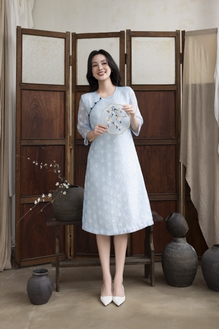 SWANLAKE | Váy Đầm Nữ Midi Cổ Tròn Tay Lỡ Vải Tơ Ép Hai Lớp Thêu Hoa Đính Nút Công Sở Tiệc D13237LW01