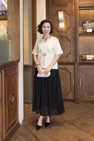 M COLLECTION | Áo Kiểu Nữ Trung Niên Tặng Mẹ Vải Lụa Gân Thêu Hoa Cổ Trụ Xẻ Vạt Áo Thanh Lịch A12910LW01