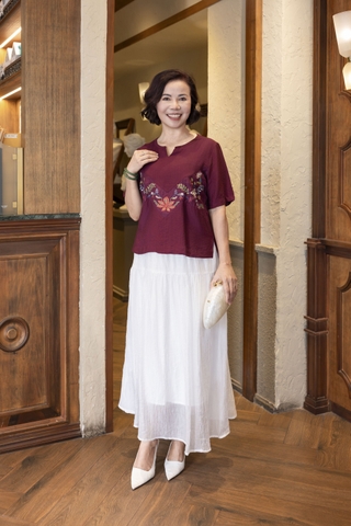 M COLLECTION | Áo Kiểu Nữ Trung Niên Tặng Mẹ Vải Lụa Gân Thêu Hoa Cổ Trụ Xẻ Vạt Áo Thanh Lịch A12910LW01