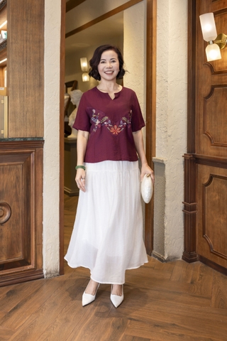 M COLLECTION | Áo Kiểu Nữ Trung Niên Tặng Mẹ Vải Lụa Gân Thêu Hoa Cổ Trụ Xẻ Vạt Áo Thanh Lịch A12910LW01