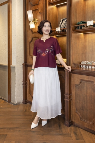 M COLLECTION | Áo Kiểu Nữ Trung Niên Tặng Mẹ Vải Lụa Gân Thêu Hoa Cổ Trụ Xẻ Vạt Áo Thanh Lịch A12910LW01