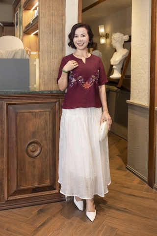 M COLLECTION | Áo Kiểu Nữ Trung Niên Tặng Mẹ Vải Lụa Gân Thêu Hoa Cổ Trụ Xẻ Vạt Áo Thanh Lịch A12910LW01