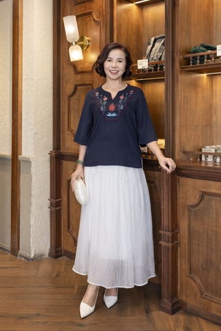 M COLLECTION | Áo Kiểu Nữ Trung Niên Tặng Mẹ Vải Lụa Gân Thêu Hoa Cổ Trụ Tay Lỡ Xẻ Vạt Áo A13020LW01