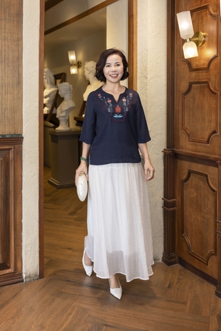 M COLLECTION | Áo Kiểu Nữ Trung Niên Tặng Mẹ Vải Lụa Gân Thêu Hoa Cổ Trụ Tay Lỡ Xẻ Vạt Áo A13020LW01