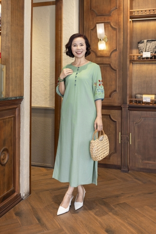 M COLLECTION | Váy Đầm Maxi Suông Xẻ Tà Nữ Trung Niên Tặng Mẹ Linen Thêu Hoa Tay Bo Lỡ Có Túi D12860LW01