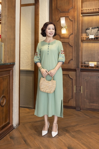 M COLLECTION | Váy Đầm Maxi Suông Xẻ Tà Nữ Trung Niên Tặng Mẹ Linen Thêu Hoa Tay Bo Lỡ Có Túi D12860LW01