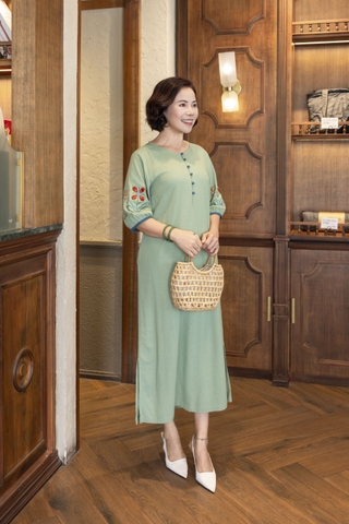 M COLLECTION | Váy Đầm Maxi Suông Xẻ Tà Nữ Trung Niên Tặng Mẹ Linen Thêu Hoa Tay Bo Lỡ Có Túi D12860LW01