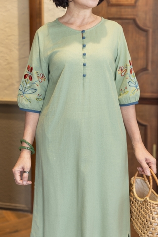 M COLLECTION | Váy Đầm Maxi Suông Xẻ Tà Nữ Trung Niên Tặng Mẹ Linen Thêu Hoa Tay Bo Lỡ Có Túi D12860LW01