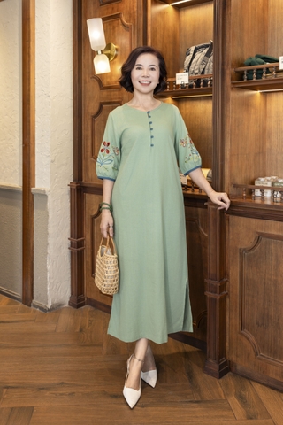 M COLLECTION | Váy Đầm Maxi Suông Xẻ Tà Nữ Trung Niên Tặng Mẹ Linen Thêu Hoa Tay Bo Lỡ Có Túi D12860LW01