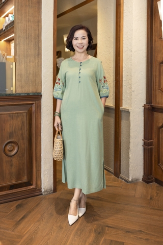 M COLLECTION | Váy Đầm Maxi Suông Xẻ Tà Nữ Trung Niên Tặng Mẹ Linen Thêu Hoa Tay Bo Lỡ Có Túi D12860LW01