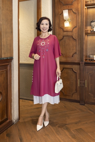 M COLLECTION | Váy Đầm Suông Nữ Trung Niên Tặng Mẹ Xẻ Tà Cài Nút Chiffon Lót Thêu Hoa Tay Loe D12987LW01