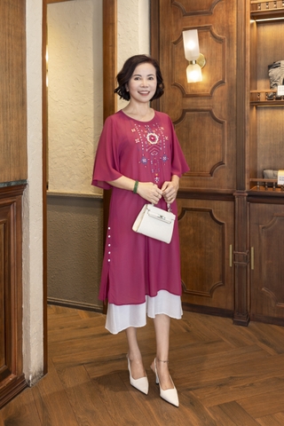 M COLLECTION | Váy Đầm Suông Nữ Trung Niên Tặng Mẹ Xẻ Tà Cài Nút Chiffon Lót Thêu Hoa Tay Loe D12987LW01