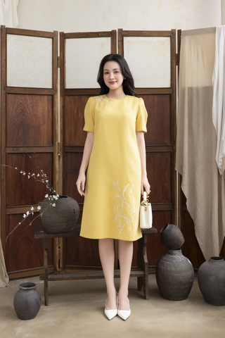 SWANLAKE | Váy Đầm Midi Suông Nữ Tay Bí Phồng Cổ Tròn Vải Lụa Dày Thêu Hoa Đi Tiệc Công Sở D13262LW01