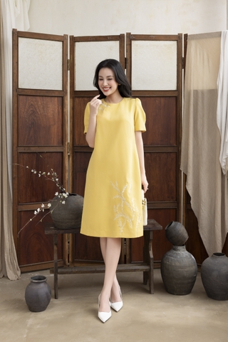 SWANLAKE | Váy Đầm Midi Suông Nữ Tay Bí Phồng Cổ Tròn Vải Lụa Dày Thêu Hoa Đi Tiệc Công Sở D13262LW01