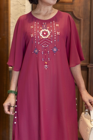 M COLLECTION | Váy Đầm Suông Nữ Trung Niên Tặng Mẹ Xẻ Tà Cài Nút Chiffon Lót Thêu Hoa Tay Loe D12987LW01