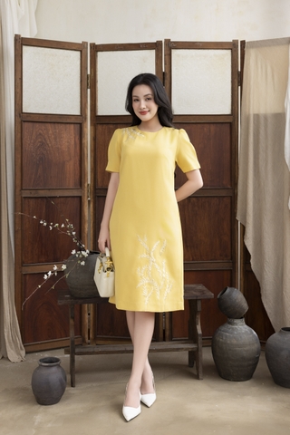 SWANLAKE | Váy Đầm Midi Suông Nữ Tay Bí Phồng Cổ Tròn Vải Lụa Dày Thêu Hoa Đi Tiệc Công Sở D13262LW01