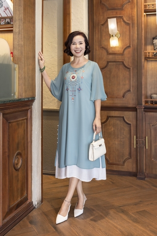 M COLLECTION | Váy Đầm Suông Nữ Trung Niên Tặng Mẹ Xẻ Tà Cài Nút Chiffon Lót Thêu Hoa Tay Loe D12987LW01