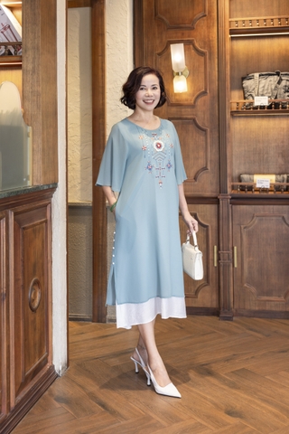 M COLLECTION | Váy Đầm Suông Nữ Trung Niên Tặng Mẹ Xẻ Tà Cài Nút Chiffon Lót Thêu Hoa Tay Loe D12987LW01