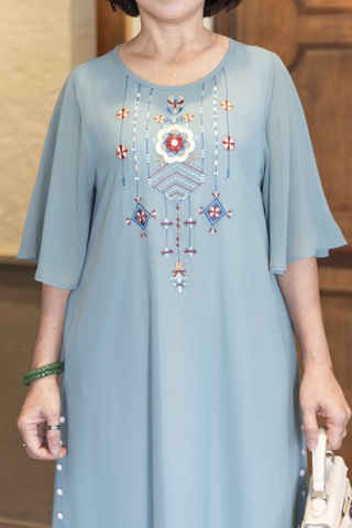 M COLLECTION | Váy Đầm Suông Nữ Trung Niên Tặng Mẹ Xẻ Tà Cài Nút Chiffon Lót Thêu Hoa Tay Loe D12987LW01