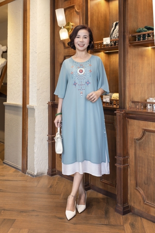 M COLLECTION | Váy Đầm Suông Nữ Trung Niên Tặng Mẹ Xẻ Tà Cài Nút Chiffon Lót Thêu Hoa Tay Loe D12987LW01