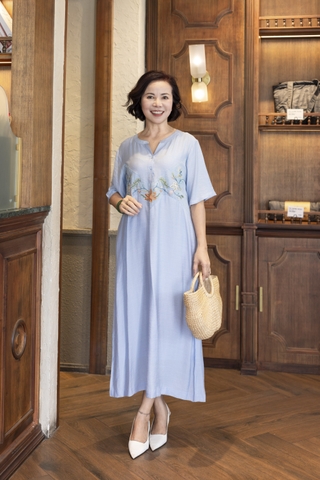 M COLLECTION | Váy Đầm Suông Nữ Trung Niên Tặng Mẹ Lụa Hàn Thêu Hoa Cổ Trụ Cài Nút Có Túi D12909LW01