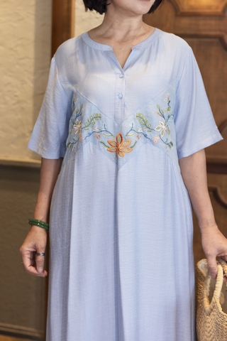 M COLLECTION | Váy Đầm Suông Nữ Trung Niên Tặng Mẹ Lụa Hàn Thêu Hoa Cổ Trụ Cài Nút Có Túi D12909LW01