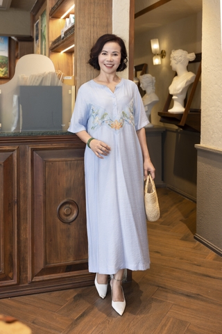 M COLLECTION | Váy Đầm Suông Nữ Trung Niên Tặng Mẹ Lụa Hàn Thêu Hoa Cổ Trụ Cài Nút Có Túi D12909LW01