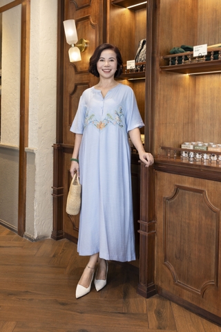 M COLLECTION | Váy Đầm Suông Nữ Trung Niên Tặng Mẹ Lụa Hàn Thêu Hoa Cổ Trụ Cài Nút Có Túi D12909LW01