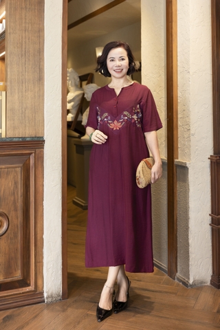 M COLLECTION | Váy Đầm Suông Nữ Trung Niên Tặng Mẹ Lụa Hàn Thêu Hoa Cổ Trụ Cài Nút Có Túi D12909LW01
