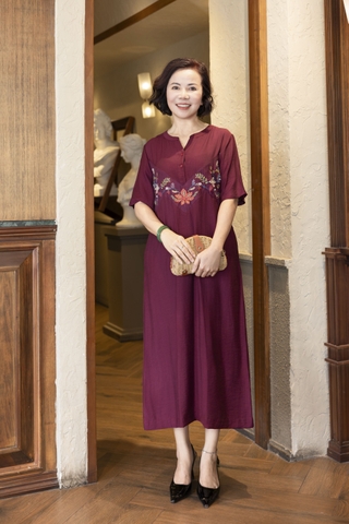 M COLLECTION | Váy Đầm Suông Nữ Trung Niên Tặng Mẹ Lụa Hàn Thêu Hoa Cổ Trụ Cài Nút Có Túi D12909LW01