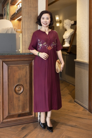 M COLLECTION | Váy Đầm Suông Nữ Trung Niên Tặng Mẹ Lụa Hàn Thêu Hoa Cổ Trụ Cài Nút Có Túi D12909LW01